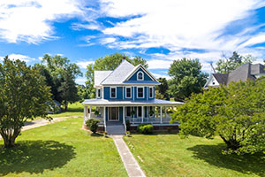 Charming Log Home in Weems
