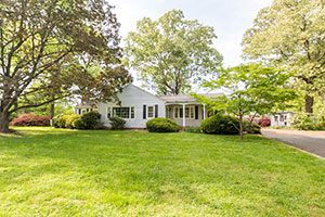 Charming Log Home in Weems